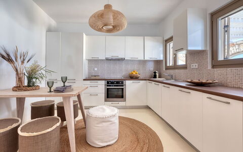 Villa Ayra: Interior Design, Mobilia, Pavimentazione, Cucina, Controsoffitto, Legna, Soffitto, Pavimento, Lampada, Casa