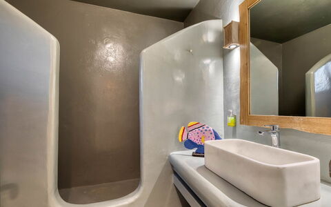 Villa Ayra: Pavimentazione, Idraulico Fixture, Pavimento, Idraulico, Rubinetto, Bagno, Lavello, Lavandino Del Bagno, Piastrella, Specchio