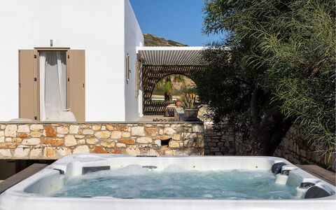 Villa Ayra: Pavimentazione, Pavimento, Ricorrere, Sedia, Shade, Design, Hotel, Villa, Piscina, Eco Hotel