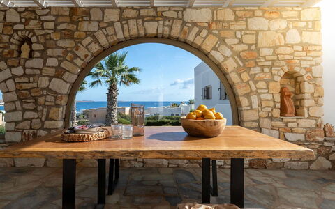 Villa Ayra: Mobilia, Parete, Tavolo, Interior Design, Sedia, Cucina & Sala Da Pranzo Tavolo, Arco, Muro ​​Di Pietra, Sala Da Pranzo, Tavolo Esterno