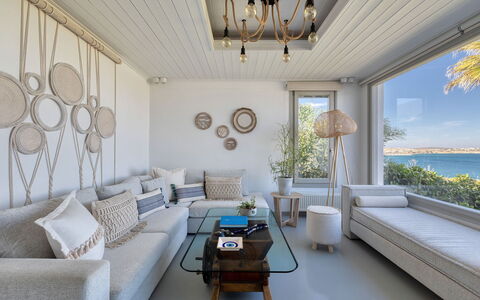 Villa Emera: Mobilia, Interior Design, Divano, Casa, Pavimento, Tavolo, Appartamento, Soggiorno, Soffitto, Camera