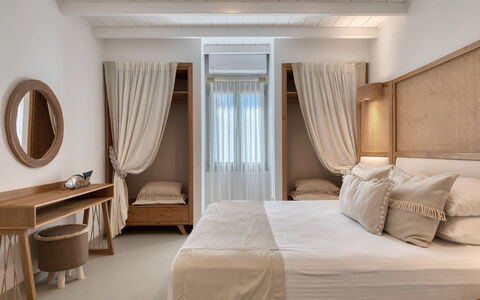 Villa Emera: Letto, Interior Design, Camera Da Letto, Mobilia, Legna, Bedding, Biancheria, Tessile, Pavimento, Lenzuolo