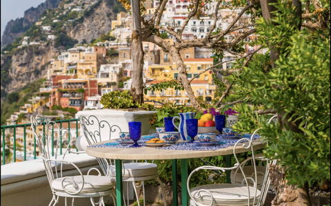 Villa Olivia: Mobilia, Vaso Di Fiori, Tavolo, Sedia, Pianta Della Casa, Tagliare I Fiori, Tavolo Esterno, Vaso, Sala Da Pranzo, Porcellana