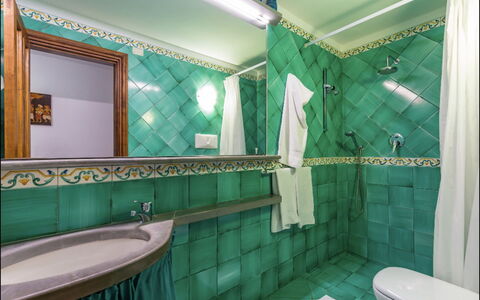 Villa Olivia: Interior Design, Pavimentazione, Pavimento, Idraulico Fixture, Rubinetto, Piastrella, Idraulico, Bagno, Color Legno, Lavandino Del Bagno