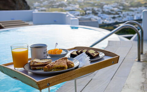 Villa Valentine: Mobilia, Tavola, Serveware, Bicchieri, Prima Colazione, Dishware, Cibo, Sedia, Piatto