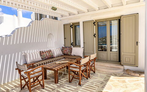 Villa Valentine: Mobilia, Mobili Da Esterno, Sedia, Balcone, Shade, Tavolo Esterno, Portico, Terrazza, Design, Color Legno