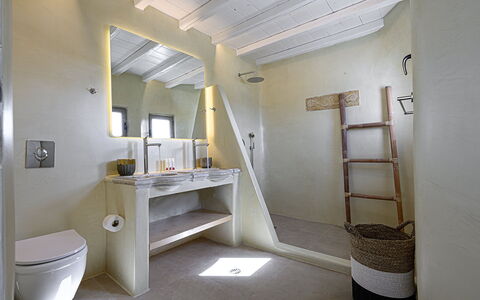 Villa Valentine: Parete, Pavimentazione, Idraulico Fixture, Pavimento, Interior Design, Soffitto, Bagno, Illuminazione, Camera, Idraulico