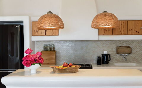 Villa Joy: Mobilia, Cucina, Controsoffitto, Interior Design, Legna, Lampada, Cabinetry, Pavimentazione, Illuminazione, Elettrodomestico Da Cucina