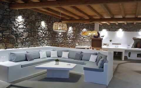 Villa Elmas: Mobilia, Interior Design, Divano, Pavimentazione, Pavimento, Tavolo, Soggiorno, Casa, Tavolino Da Caffè