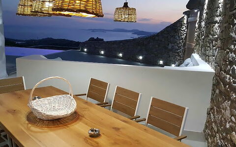 Villa Elmas: Mobilia, Sedia, Soffitto, Shade, Materiali Naturali, Lampada, Balcone, Ristorante, Cucina & Sala Da Pranzo Tavolo