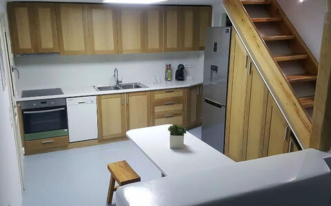 Villa Elmas: Pavimentazione, Legna, Mobilia, Pavimento, Interior Design, Cabinetry, Controsoffitto, Cucina, Soffitto, Credenza