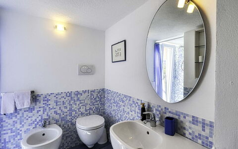 Casa Lubrense: Blu, Pavimentazione, Idraulico Fixture, Pavimento, Bagno, Interior Design, Piastrella, Idraulico, Rubinetto, Materiale Composito