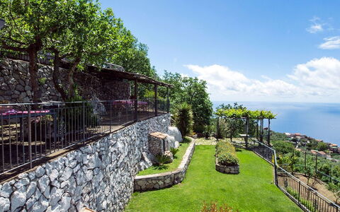Villa Tortuga: Giardino, Landscaping, Recinzione, Cortile, Eco Hotel, Passerella, Balcone, Giardino Botanico, Flagstone, Backyard