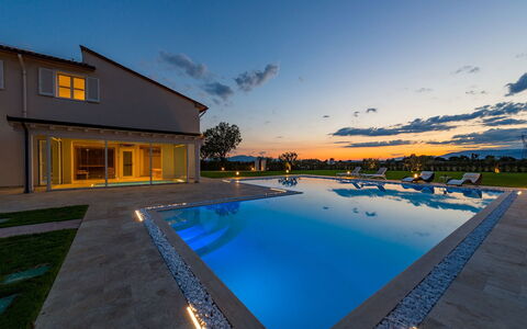 Villa Monsummano: Blu, Piscina, Ricorrere, Materiale Composito, Giochi D'Acqua, Estate, Eco Hotel, Riflessione, Villa, Crepuscolo