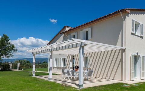 Villa Monsummano: Portico, Tetto, Materiale Composito, Casa, Tenda, Shade, Struttura Esterna, Pergola, Mobili Da Esterno, Terrazza