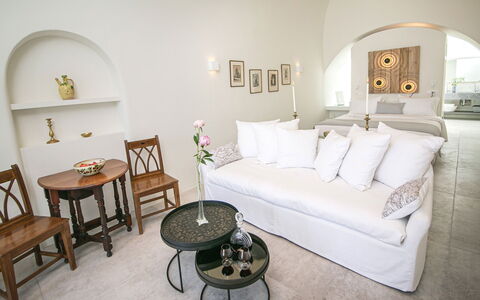 Caldera Suite: Mobilia, Interior Design, Parete, Divano, Pavimentazione, Pavimento, Casa, Soggiorno, Illuminazione, Appartamento
