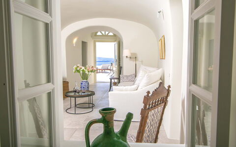Volcano Suite: Mobilia, Interior Design, Tavolo, Sedia, Casa, Pavimento, Soffitto, Camera, Appartamento, Soggiorno
