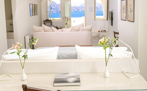 Aloy Suite: Mobilia, Tavolo, Interior Design, Pavimento, Pavimentazione, Divano, Sedia, Casa, Appartamento, Soggiorno