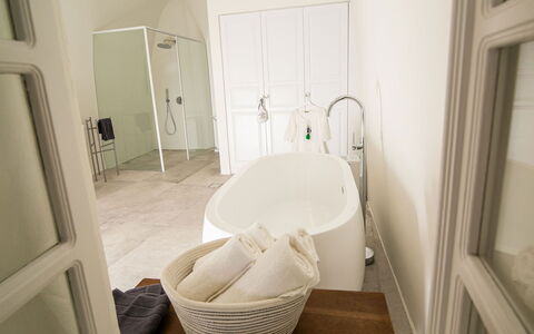 Aloy Suite: Pavimentazione, Interior Design, Vasca Da Bagno, Pavimento, Idraulico Fixture, Bagno, Mobilia, Illuminazione, Idraulico, Casa