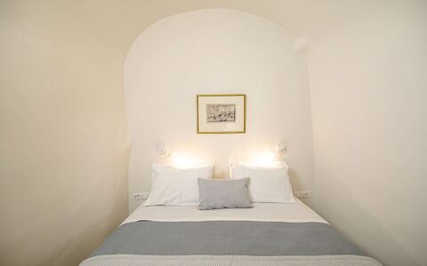 Palea: Parete, Camera Da Letto, Interior Design, Soffitto, Letto, Pavimento, Illuminazione, Lenzuolo, Casa, Bedding