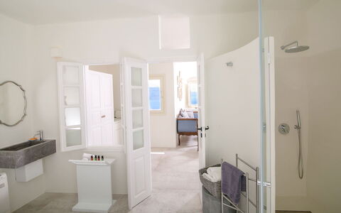 Mide: Interior Design, Pavimentazione, Parete, Pavimento, Soffitto, Mobilia, Idraulico Fixture, Camera, Illuminazione, Bagno