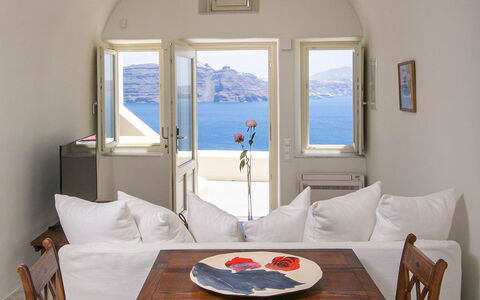 Kameni: Mobilia, Tavolo, Interior Design, Pavimento, Mare, Sedia, Cucina & Sala Da Pranzo Tavolo, Soffitto, Costa, Oceano