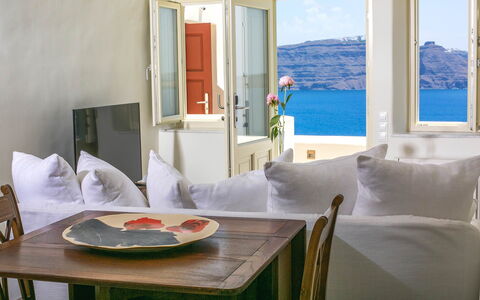 Kameni: Mobilia, Tavolo, Interior Design, Sedia, Divano, Mare, Soggiorno, Costa, Tavolino Da Caffè