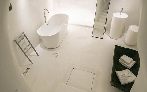 Kameni: Pavimento, Interior Design, Pavimentazione, Soffitto, Vasca Da Bagno, Bagno, Design, Lampada, Gesso, Idraulico Fixture