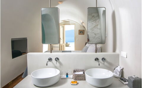 Villa Nea: Parete, Interior Design, Idraulico Fixture, Pavimentazione, Lavello, Lavandino Del Bagno, Rubinetto, Bagno, Pavimento, Illuminazione