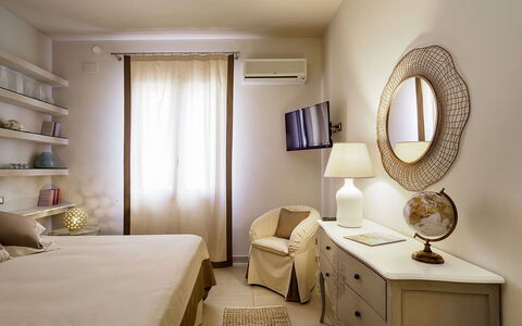 Mulberry House: Mobilia, Letto, Camera Da Letto, Interior Design, Parete, Bedding, Lenzuolo, Legna, Soffitto, Camera