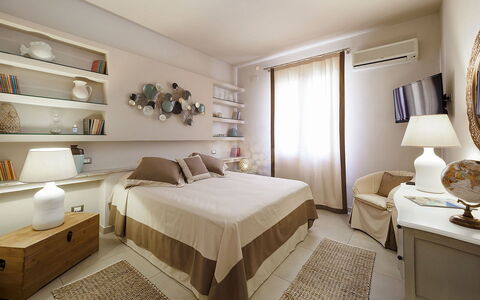 Mulberry House: Letto, Mobilia, Interior Design, Camera Da Letto, Bedding, Parete, Lenzuolo, Legna, Camera, Biancheria