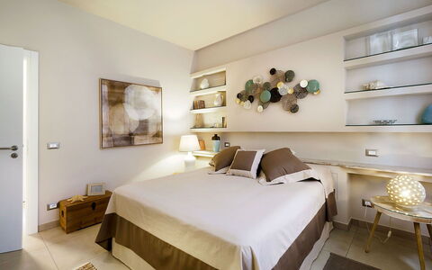 Mulberry House: Mobilia, Letto, Interior Design, Camera Da Letto, Parete, Legna, Pavimentazione, Soffitto, Pavimento, Camera