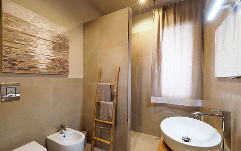 Mulberry House: Pavimentazione, Pavimento, Parete, Idraulico Fixture, Interior Design, Bagno, Legna, Illuminazione, Piastrella, Idraulico