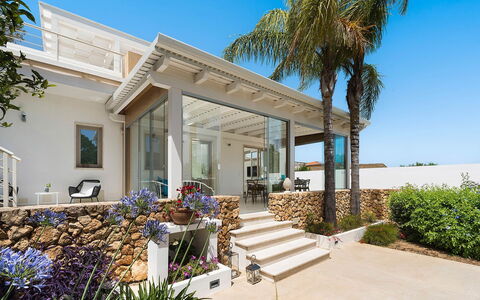 Sun Stone: Casa, Portico, Zona Residenziale, Estate, Balcone, Porta, Shade, Ricorrere, Colonna, Eco Hotel