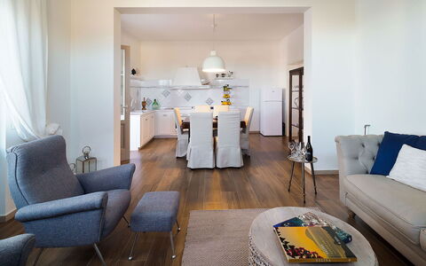 Sun Stone: Mobilia, Interior Design, Pavimentazione, Pavimento, Divano, Camera, Legna, Tavolo, Soffitto, Soggiorno