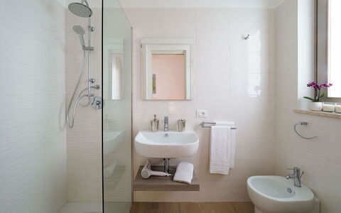 Sun Stone: Bagno, Idraulico Fixture, Interior Design, Parete, Lavandino Del Bagno, Pavimentazione, Pavimento, Lavello, Gabinetto, Rubinetto