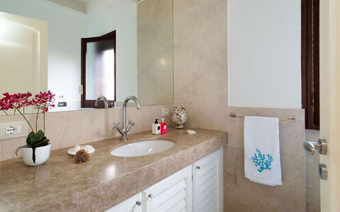 Cala Diletta: Lavandino Del Bagno, Lavello, Idraulico Fixture, Controsoffitto, Interior Design, Pavimentazione, Rubinetto, Mobiletto Del Bagno, Bagno, Pavimento