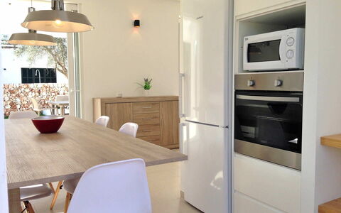 Nure Villa 2: Mobilia, Interior Design, Pavimentazione, Pavimento, Controsoffitto, Cucina, Cabinetry, Sedia, Legna, Lampada