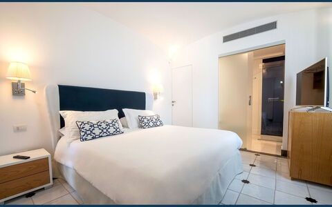The Ivy Penthouse: Mobilia, Camera Da Letto, Letto, Interior Design, Lenzuolo, Bedding, Pavimento, Pavimentazione, Lancia Cuscino, Telaio Del Letto