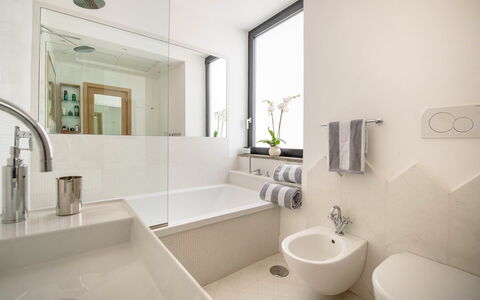 The Ivy Penthouse: Bagno, Interior Design, Idraulico Fixture, Parete, Pavimentazione, Pavimento, Vasca Da Bagno, Lavello, Lavandino Del Bagno, Rubinetto