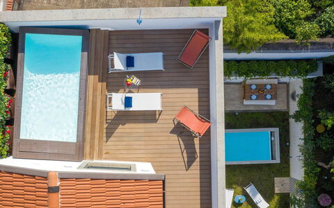 The Ivy Penthouse: Piscina, Materiale Composito, Tempo Libero, Mobili Da Esterno, Ricorrere, Color Legno, Eco Hotel, Shade, Sedia, Deck