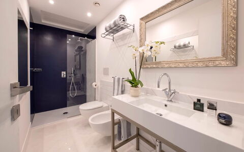 Suite Plumbago: Bagno, Idraulico Fixture, Interior Design, Lavandino Del Bagno, Specchio, Lavello, Pavimentazione, Pavimento, Rubinetto, Mobiletto Del Bagno