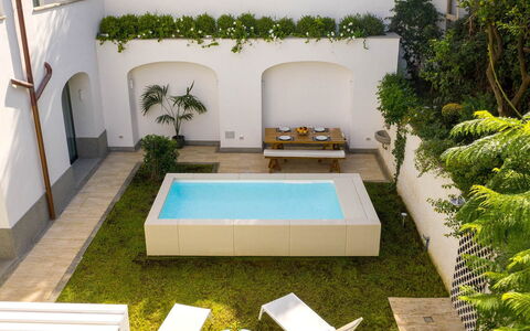 Jacaranda House: Piscina, Materiale Composito, Giardino, Tempo Libero, Landscaping, Backyard, Cortile, Erba Sintetica, Shade, Design