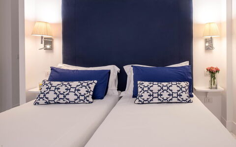 Jacaranda House: Blu, Letto, Camera Da Letto, Mobilia, Bedding, Lenzuolo, Biancheria, Interior Design, Cuscino, Lancia Cuscino