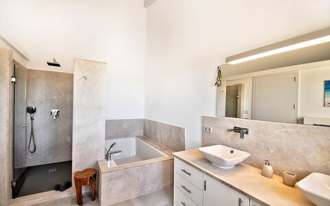 Can Mako: Pavimentazione, Parete, Idraulico Fixture, Pavimento, Interior Design, Soffitto, Bagno, Rubinetto, Idraulico, Lavandino Del Bagno