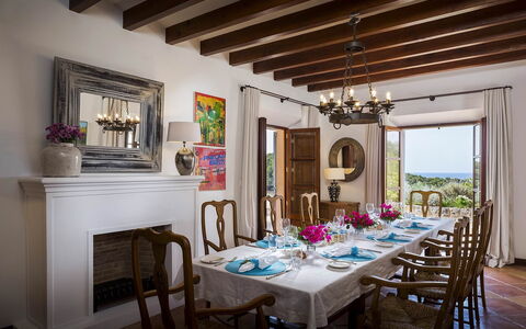 Villa Mallorca: Mobilia, Interior Design, Tavolo, Sala Da Pranzo, Tavola, Sedia, Cucina & Sala Da Pranzo Tavolo, Illuminazione, Pavimentazione, Camera