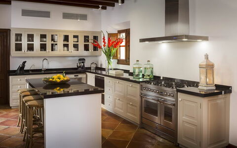Villa Mallorca: Cucina, Elettrodomestico Da Cucina, Controsoffitto, Cucina Stufa, Apparecchio Major, Mobilia, Cabinetry, Interior Design, Elettrodomestico, Pavimentazione