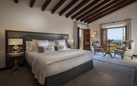Villa Mallorca: Mobilia, Interior Design, Pavimentazione, Pavimento, Casa, Camera Da Letto, Letto, Ricorrere, Camera, Telaio Del Letto
