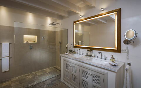 Villa Mallorca: Idraulico Fixture, Rubinetto, Interior Design, Soffitto, Lavello, Illuminazione, Pavimentazione, Idraulico, Bagno, Lampada