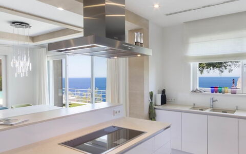 Villa Luce: Cucina, Interior Design, Mobilia, Controsoffitto, Pavimentazione, Cabinetry, Pavimento, Legna, Elettrodomestico Da Cucina, Casa